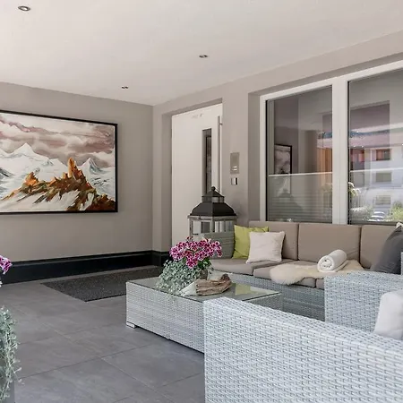 Apartment Lounge *